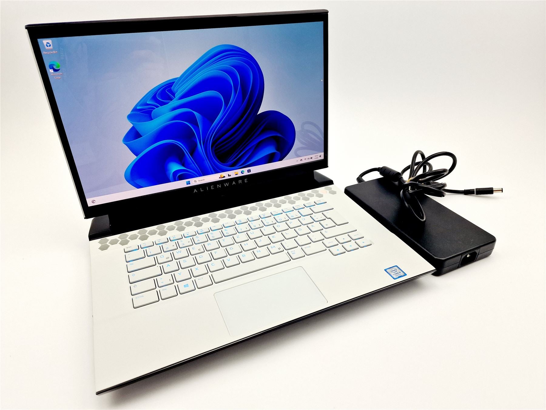Dell Alienware m15 R2 Notebook i9-9980HK 16GB 512GB RTX 2080MAX OELD DE Klasse C